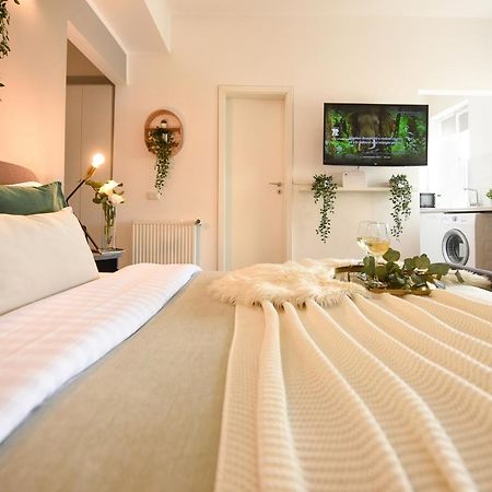 Read All About It - Stylish Central Studio Bucarest Extérieur photo