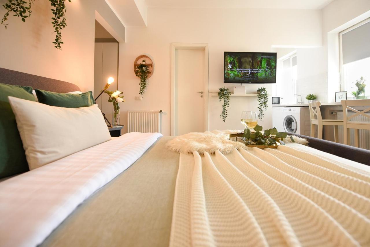 Read All About It - Stylish Central Studio Bucarest Extérieur photo