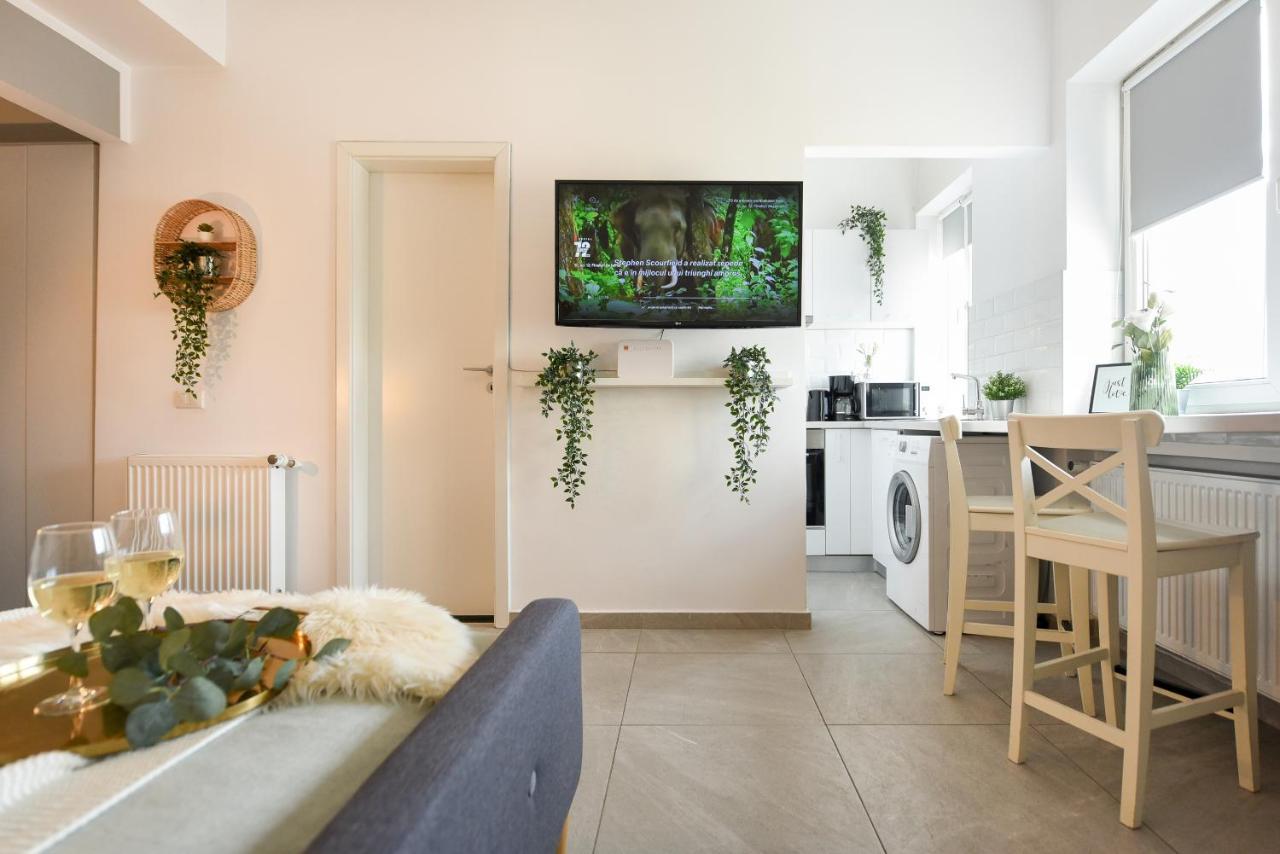 Read All About It - Stylish Central Studio Bucarest Extérieur photo