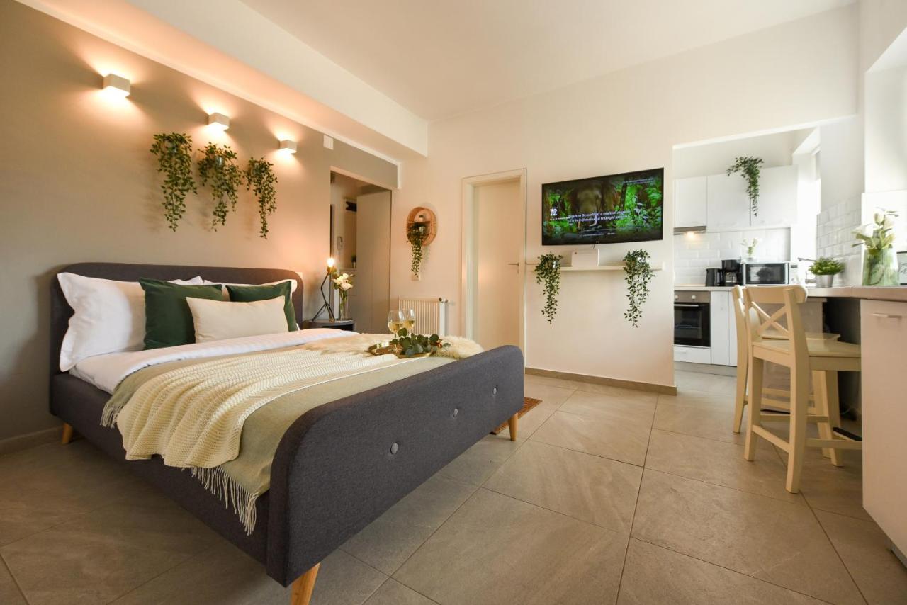 Read All About It - Stylish Central Studio Bucarest Extérieur photo