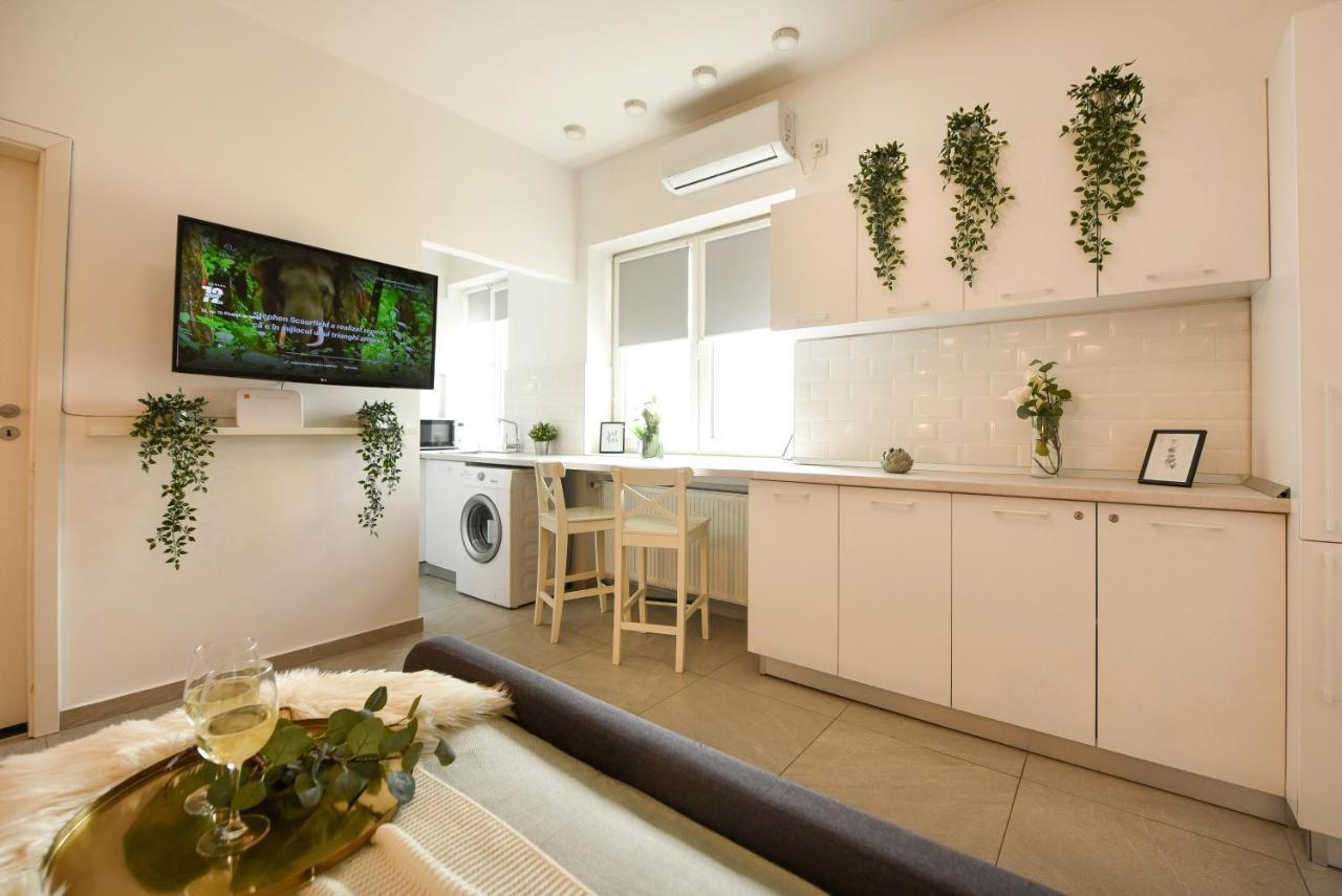 Read All About It - Stylish Central Studio Bucarest Extérieur photo