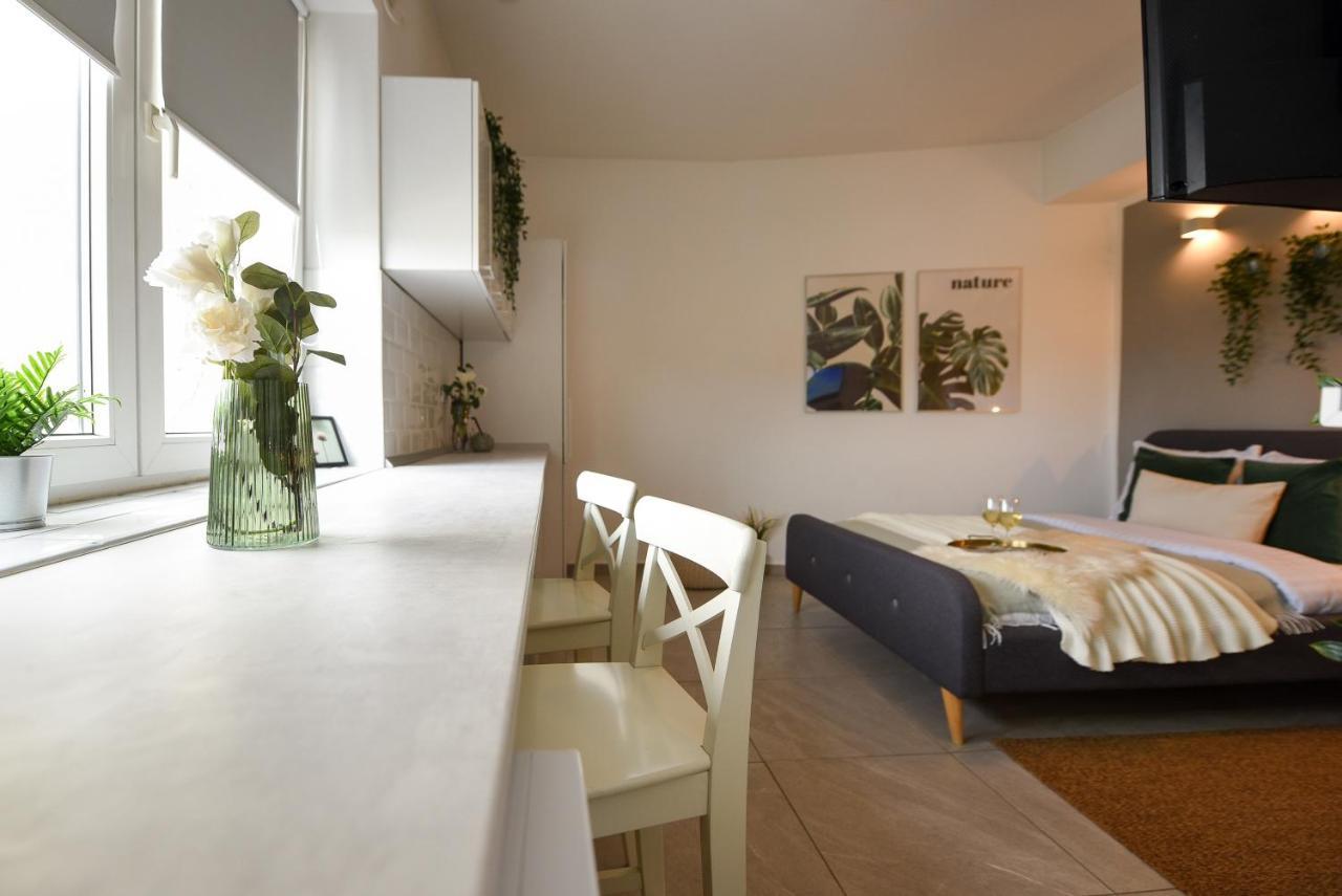 Read All About It - Stylish Central Studio Bucarest Extérieur photo