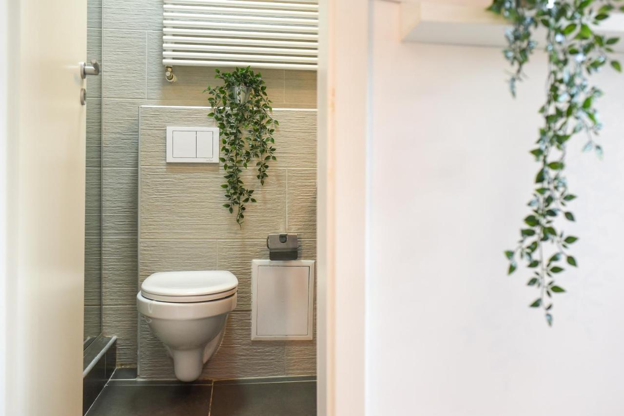 Read All About It - Stylish Central Studio Bucarest Extérieur photo
