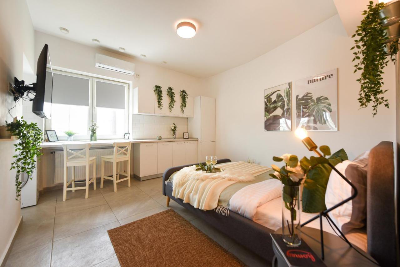 Read All About It - Stylish Central Studio Bucarest Extérieur photo